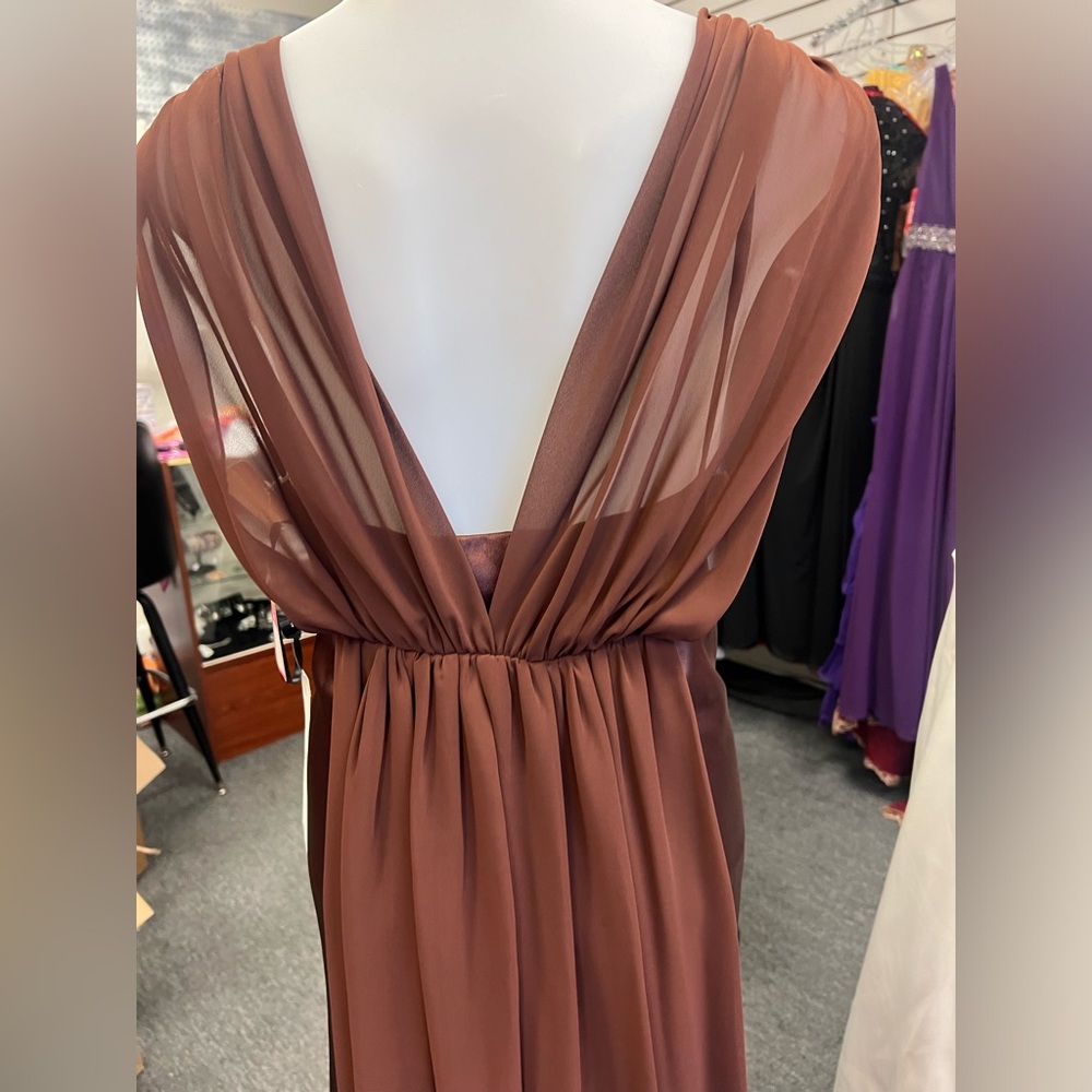 Beautiful Gown - Picture 4 of 9